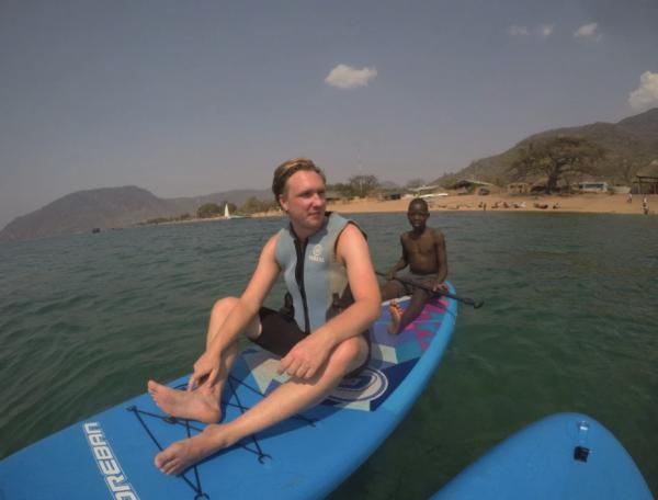 英國遊客非洲旅行湖中玩水 寄生蟲鑽下體產卵雙腳漸失知覺
