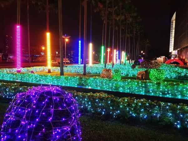 高雄夢時代聖誕燈飾亮燈 超浪漫飄雪/藍色燈海/14米霓虹燈聖誕樹