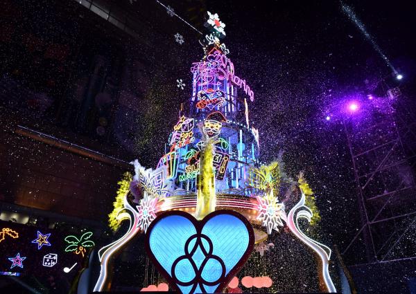 高雄夢時代聖誕燈飾亮燈 超浪漫飄雪/藍色燈海/14米霓虹燈聖誕樹