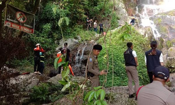 遊客去泰國旅行為自拍無視警告 失足墮80米高瀑布當場死亡