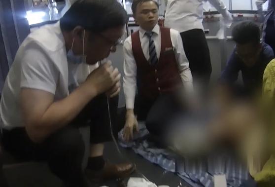 年老乘客飛機上無法排尿膀胱險裂 醫生為救人用嘴吸尿：天職所在