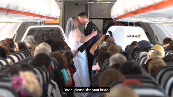 玩Airport City電腦遊戲結緣 成全球首對辦機上婚禮的夫妻