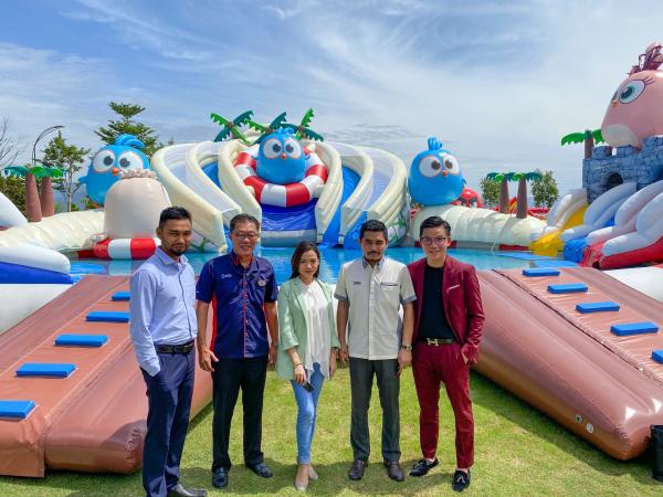 期間限定！ 馬來西亞Angry Bird水上樂園開幕 12米充氣水上滑梯/障礙闖關遊戲