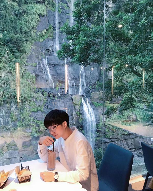 台灣烏來玻璃屋景觀餐廳 露天座位近距離觀賞80米高瀑布