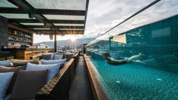 清邁酒店天台透明玻璃游泳池 享受邊用餐邊睇人游水新奇體驗