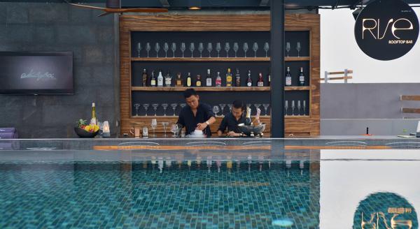清邁酒店天台透明玻璃游泳池 享受邊用餐邊睇人游水新奇體驗