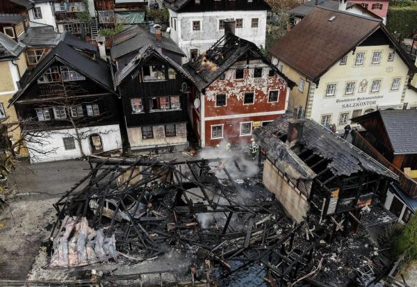 奧地利最美小鎮Hallstatt發生火災 大火吞噬湖邊木屋2棟嚴重受損