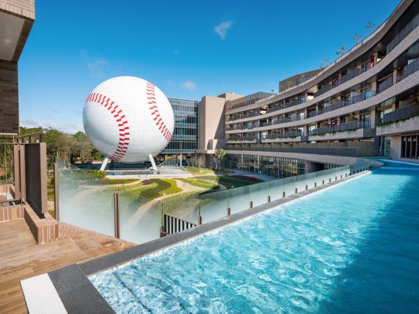 全台唯一棒球主題酒店開幕 32米高巨型棒球建築/SNOOPY主題套房