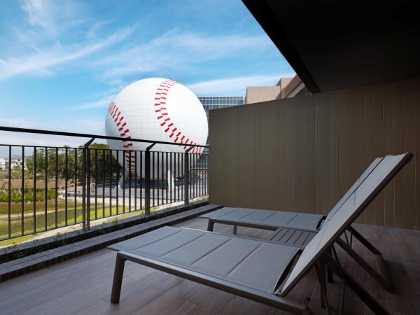 全台唯一棒球主題酒店開幕 32米高巨型棒球建築/SNOOPY主題套房