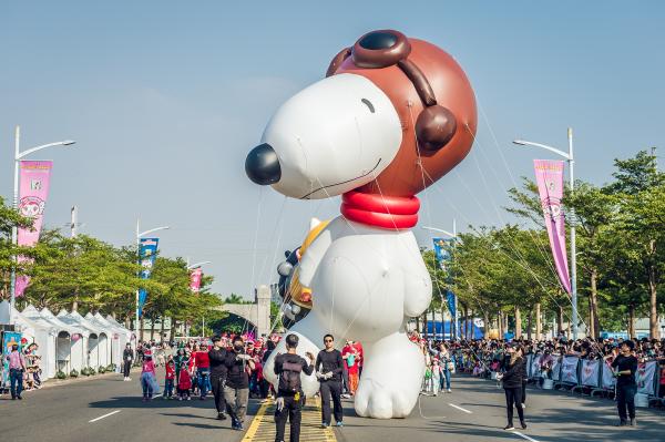 台灣高雄「7-ELEVEN OPEN！大氣球遊行」 兔兔P助、史努比萌爆巨型氣球登場！