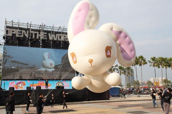 台灣高雄「7-ELEVEN OPEN！大氣球遊行」 兔兔P助、史努比萌爆巨型氣球登場！