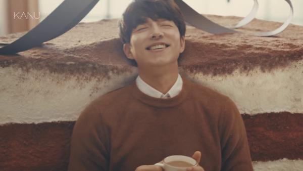韓國咖啡品牌Tiramisu拿鐵廣告 小矮人孔劉輕躺巨型蛋糕！