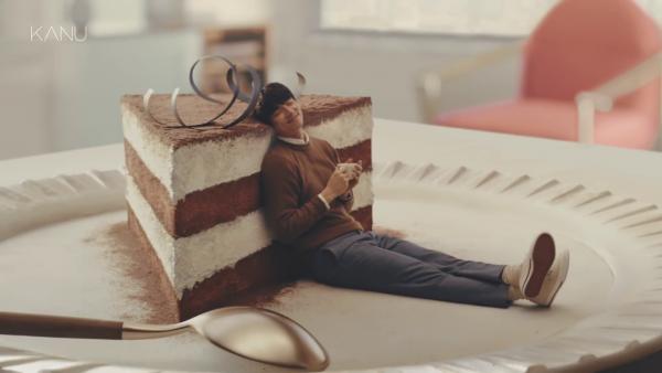 韓國咖啡品牌Tiramisu拿鐵廣告 小矮人孔劉輕躺巨型蛋糕！