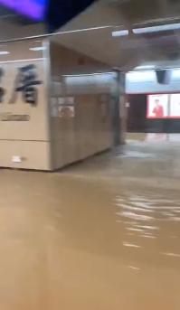 內地廈門地鐵站工地突下陷 2車掉落巨洞 污水猛灌月台