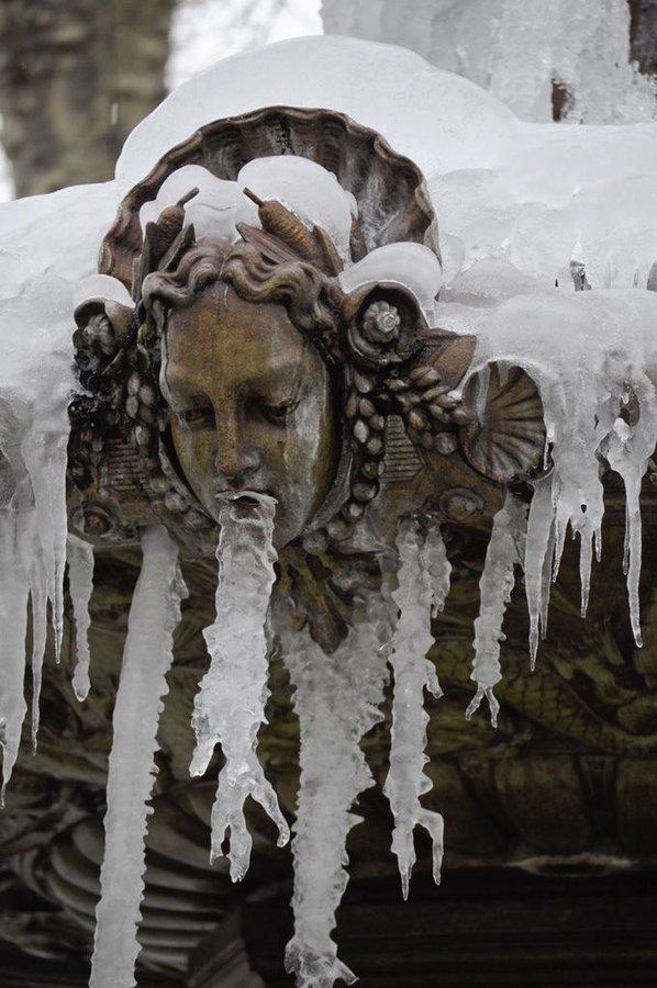 歷史建築雕塑排水口現積雪冰柱 網民：它們都在派對後宿醉嘔吐！