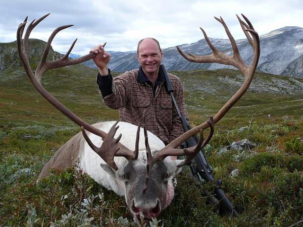 獵人舉血色鹿角「慶祝聖誕」 付錢即合法射殺挪威馴鹿