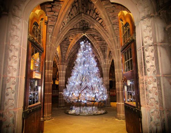 英國大教堂呼籲齊過綠色聖誕 用500膠樽製成閃閃發光聖誕樹