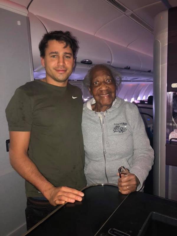 暖男搭飛機讓88歲婆婆坐商務艙 自願降級坐經濟位空姐大讚善良