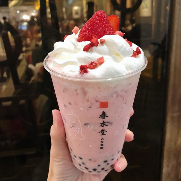 台灣「春水堂」推季節限定特飲 粉紅草莓奶霜珍珠茉奶 超吸睛！