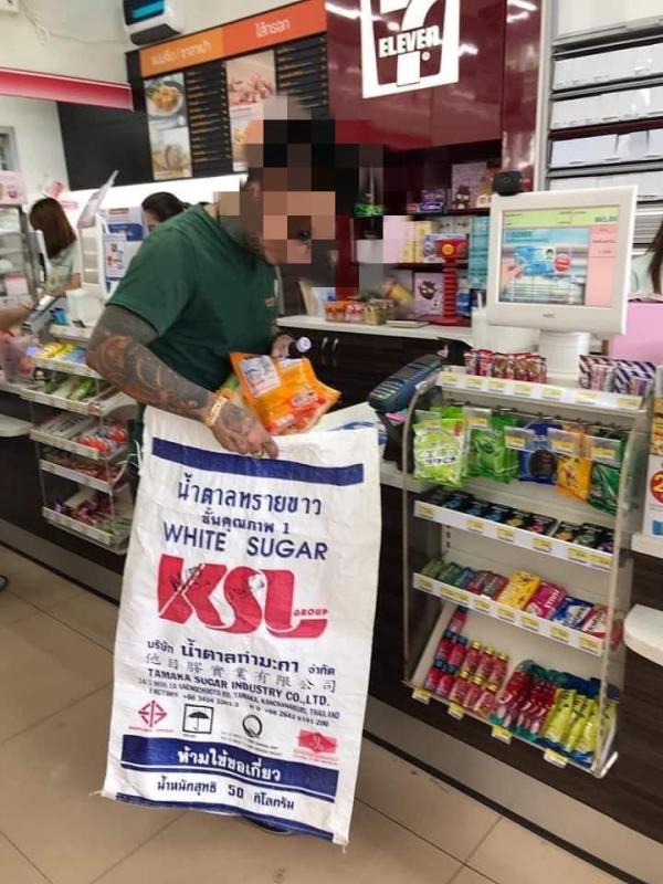 泰國超市/百貨/便利店禁派膠袋 民眾創意無限自攜「環保袋」幽默應對