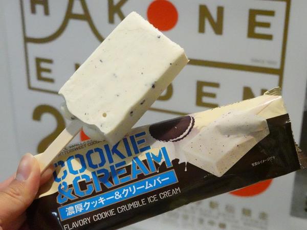 日本Family Mart新出Cookies&Cream雪條 香濃雲呢拿味配粒粒曲奇餅碎口感