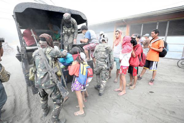 菲律賓火山爆發噴熔岩近8,000人撤離 當局警告未來數天或再有爆發