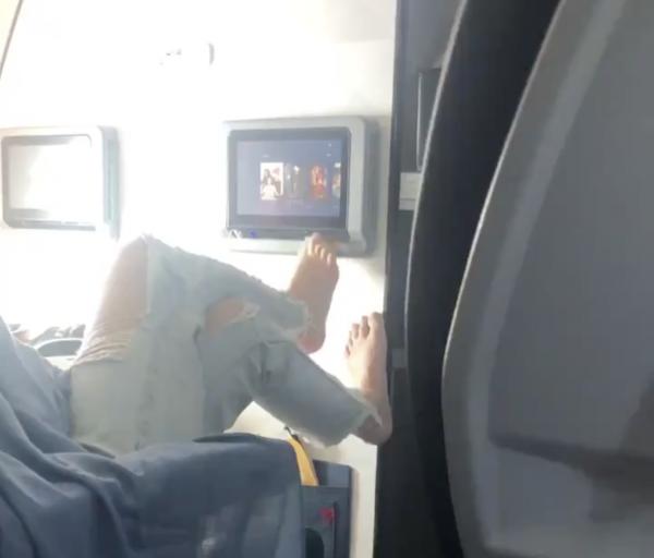 女乘客機上用腳趾滑屏幕 網民：「坐飛機遇過最噁心的事！」