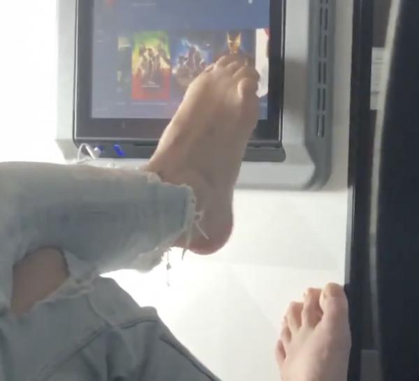 女乘客機上用腳趾滑屏幕 網民：「坐飛機遇過最噁心的事！」