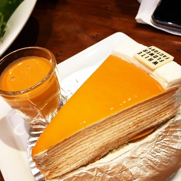 曼谷Cafe招牌泰式奶茶千層蛋糕 滿滿奶茶醬淋上面口感一流