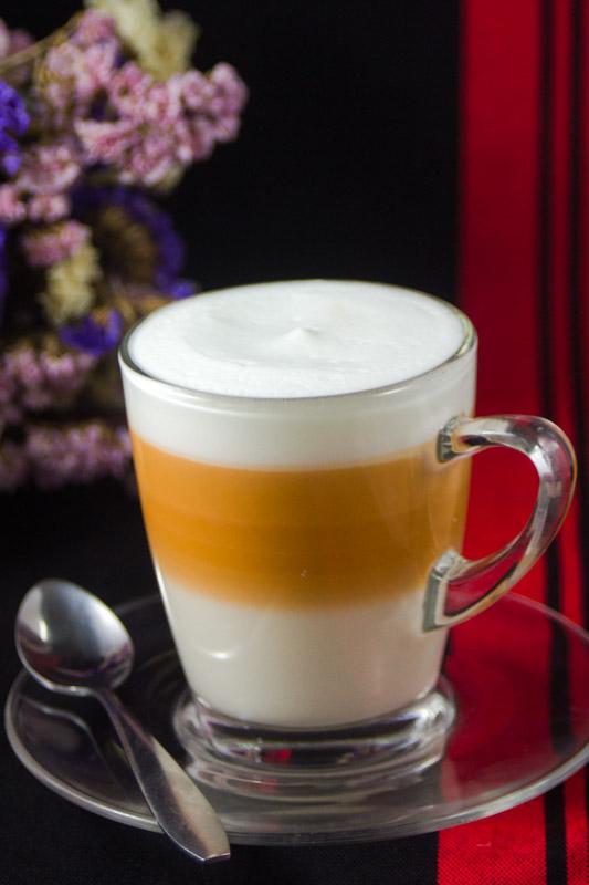 曼谷Cafe招牌泰式奶茶千層蛋糕 滿滿奶茶醬淋上面口感一流