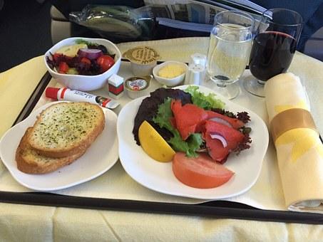 發現有容易導致腹脹的食物就不妨選擇航空公司提供的特別餐，自行挑選適合食用的飛機餐。