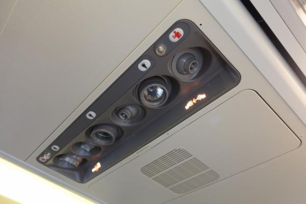  2. 打開座位上的通風口 ：一般飛機的通風系統每兩分鐘就將空氣由天花板到地板過濾一次。根據《大眾科學》雜誌的研究，如果某位乘客在機艙內打噴嚏， 病菌就會迅速由空氣直接傳播至身旁或後面的乘客，醫生Ni