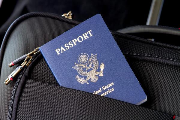 8. 解決遺失護照問題：旅行途中護照不幸被偷，酒店職員可幫助你與所屬大使館聯絡。手提電話出現問題都可協助預約維修。