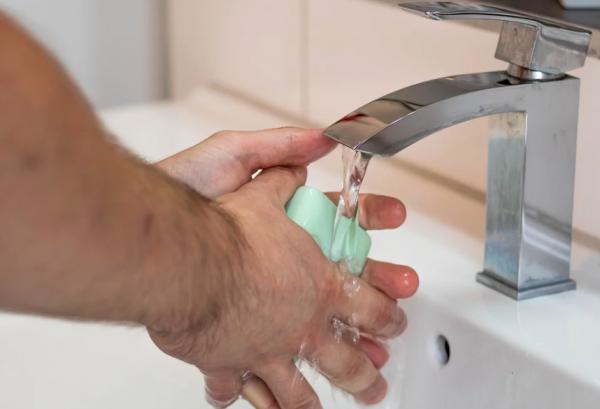 2. 經常洗手：Amler表示其中一個最有效預防感染的方法為經常洗手，因為日常觸碰到的物品表面都存有大量細菌及病毒，一旦雙手再接觸眼、鼻等位置便容易染上病毒，所以必需勤洗手，美國疾病管制與預防中心建議