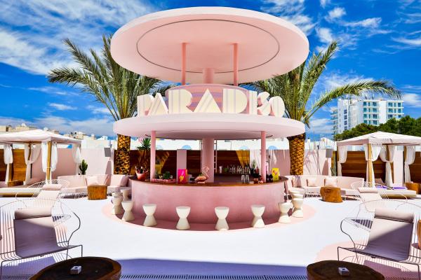 西班牙「伊維薩天堂藝術酒店」 打造超夢幻糖果色系海島度假屋