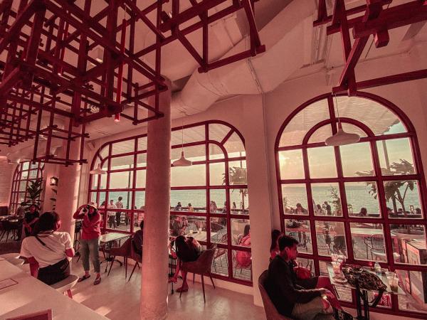 泰國夢幻純白色燈塔Cafe 180度飽覽迷人日落海景