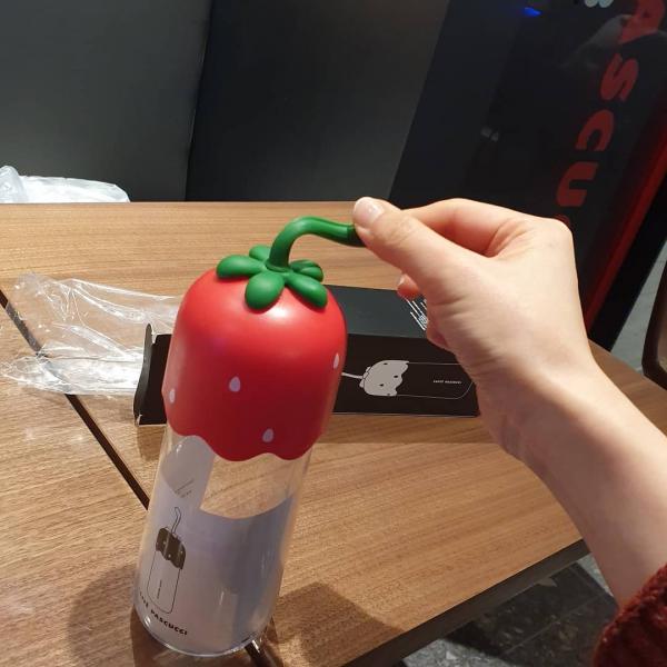 韓國Cafe季節限定草莓系列 網民熱搶草莓水樽！