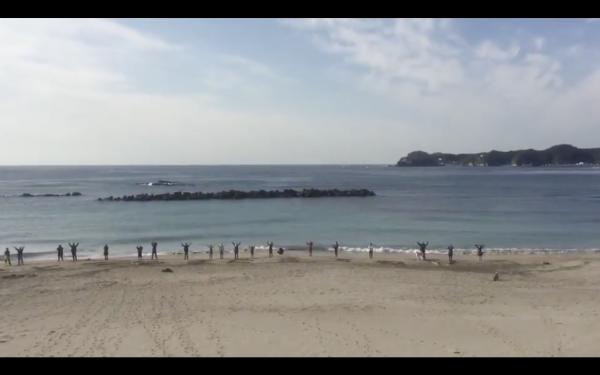 日本勝浦市民為返國僑民打氣 隔離酒店外沙灘寫上「不要認輸」等字句感動網民