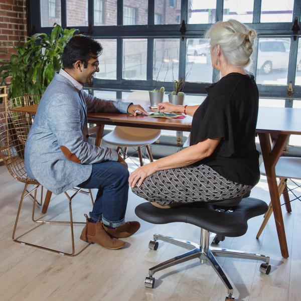 美國推出「Soul Seat 翹腳櫈」 讓你於辦公室內舒適盤坐