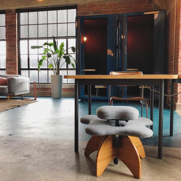 美國推出「Soul Seat 翹腳櫈」 讓你於辦公室內舒適盤坐