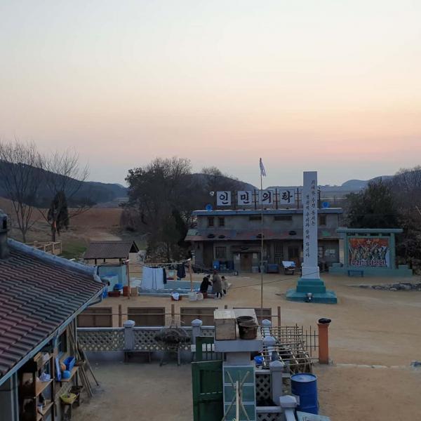 大熱韓劇《愛的迫降》拍攝場景大公開 「北韓村落」成網民打卡熱點！