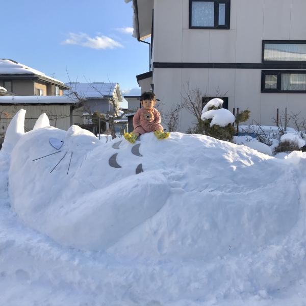 日本小妹妹無聊砌巨型龍貓雪像 網友激讚手工：和電影場面一模一樣！
