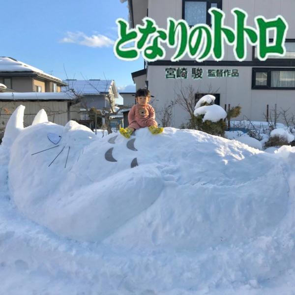 日本小妹妹無聊砌巨型龍貓雪像 網友激讚手工：和電影場面一模一樣！
