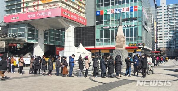 韓國政府沒收囤貨口罩配給大型超市 大邱超市外現超長人龍搶個KF94口罩！