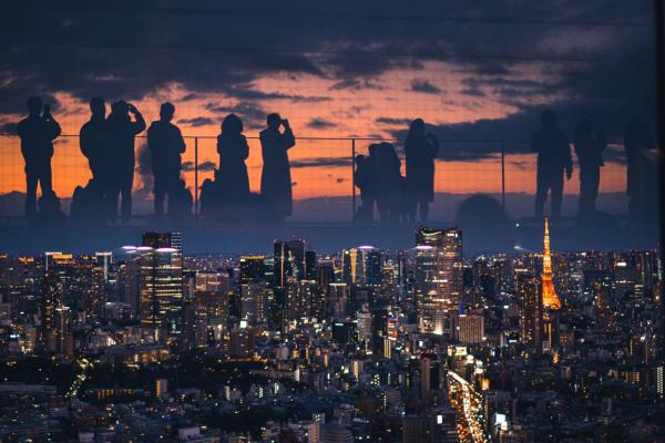 網民澀谷Scramble Square展望台拍下夢幻照片 東京黃昏天空浮現遊客倒影