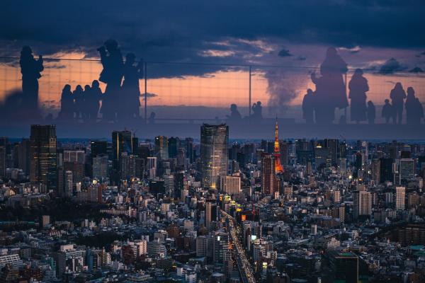 網民澀谷Scramble Square展望台拍下夢幻照片 東京黃昏天空浮現遊客倒影