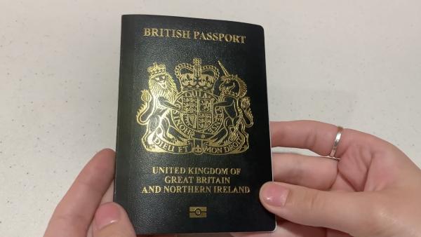 脫歐後英國護照回歸經典藍色 沿用30年酒紅色封面3月起更換