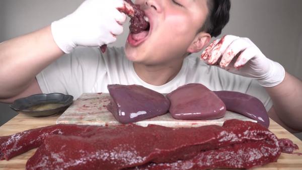 韓國YouTuber「吃放」生吞牛內臟