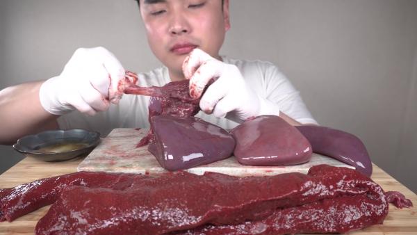 韓國YouTuber「吃放」生吞牛內臟