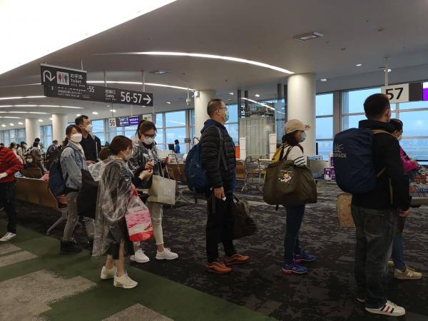 男子日本乘機返港防護衣丟座位離去 網民大罵：無公德心不知所謂！